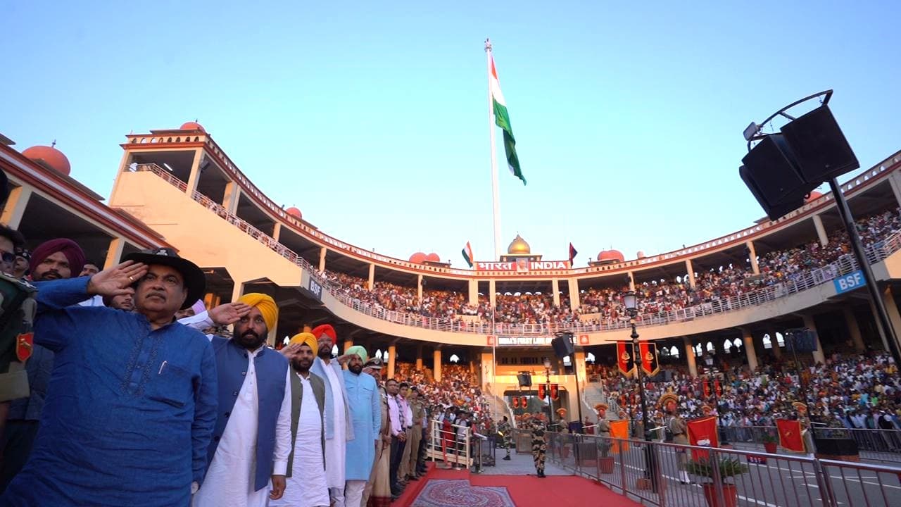 ਸਭ ਤੋਂ ਉੱਚੇ ਰਾਸ਼ਟਰੀ ਤਿਰੰਗੇ ਝੱਗੇ ਨੂੰ ਸਲੂਟ ਕਰਦੇ ਕੇਂਦਰੀ ਮੰਤਰੀ ਨਿਤਿਨ ਗਡਕਰੀ