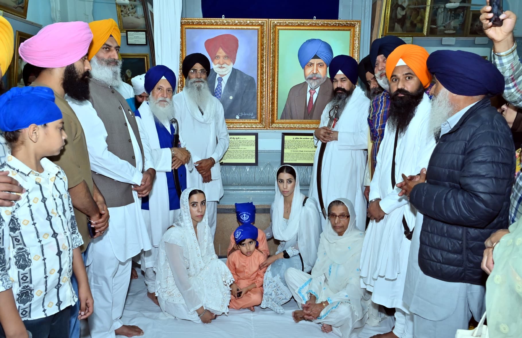 ਸਿੱਖ ਸਖਸੀਅਤਾਂ ਦੀ ਤਸਵੀਰਾਂ ਤੋਂ ਪਰਦਾ ਹਟਾਉਂਦੇ ਹੋਏ ਸ਼੍ਰੋਮਣੀ ਕਮੇਟੀ ਦੇ ਆਗੂ
