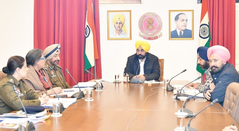 ਸ੍ਰੀ ਫ਼ਤਿਹਗੜ੍ਹ ਸਾਹਿਬ ਪ੍ਰਸ਼ਾਸਨ ਨਾਲ ਇਕੱਤਰਤਾ ਕਰਦੇ ਪੰਜਾਬ ਦੇ ਮੁੱਖ ਮੰਤਰੀ ਭਗਵੰਤ ਮਾਨ। 