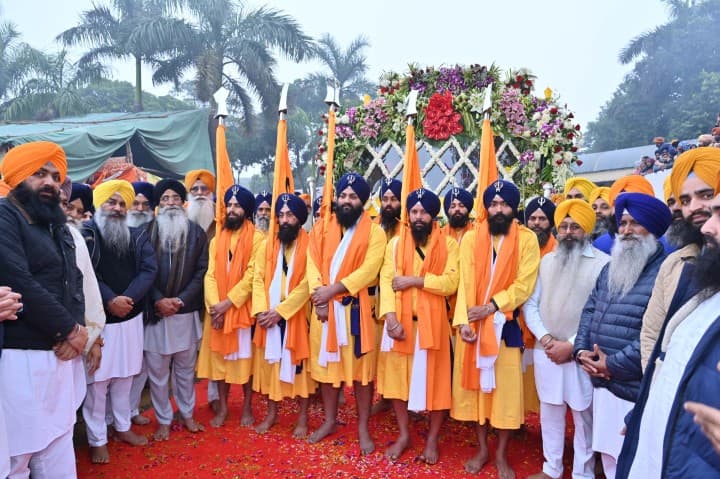 ਗੁਰਦੁਆਰਾ ਫ਼ਤਿਹਗੜ੍ਹ ਸਾਹਿਬ ਤੋਂ ਨਗਰ ਕੀਰਤਨ ਦੀ ਸ਼ੁਰੂਆਤ ਮੌਕੇ ਪੰਜ ਪਿਆਰੇ, ਸ਼੍ਰੋਮਣੀ ਕਮੇਟੀ ਪ੍ਰਧਾਨ ਅਤੇ ਹੋਰ।