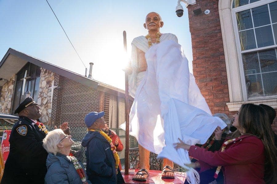 ਨਿਊ ਯਾਰਕ ਦੇ ਮੇਅਰ ਏਰਿਕ ਐਡਮਜਸ ਅਤੇ ਜੈਨੀਫਰ ਰਾਜਕੁਮਾਰ ਨੇ ਤੁਲਸੀ ਮੰਦਰ ਵਿਖੇ ਨਵੀਂ ਮੂਰਤੀ ਦਾ ਉਦਘਾਟਨ ਕੀਤਾ
