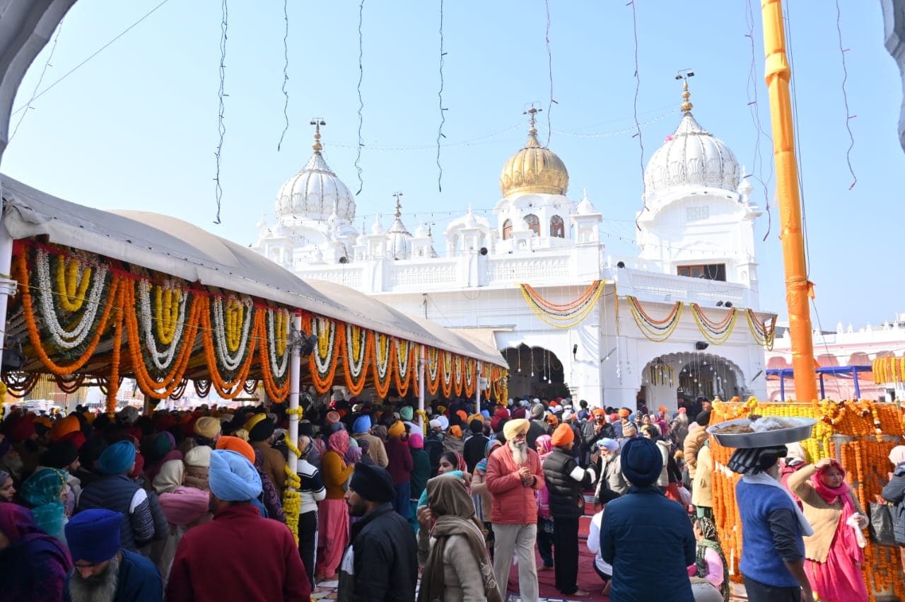 ਗੁਰਦੁਆਰਾ ਸ਼ਹੀਦ ਗੰਜ ਬਾਬਾ ਦੀਪ ਸਿੰਘ ਜੀ ਸ਼ਹੀਦ ਅੰਮ੍ਰਿਤਸਰ ਵਿਖੇ ਸੰਗਤ ਦੇ ਦ੍ਰਿਸ਼
