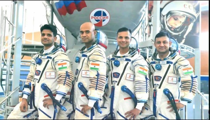 પીએમ મોદીએ ગગનયાન મિશન માટે પસંદ કરાયેલા અવકાશયાત્રીઓને અવકાશયાત્રી પાંખો આપી.