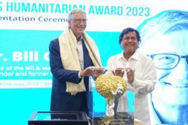 Bill Gates receiving the award 