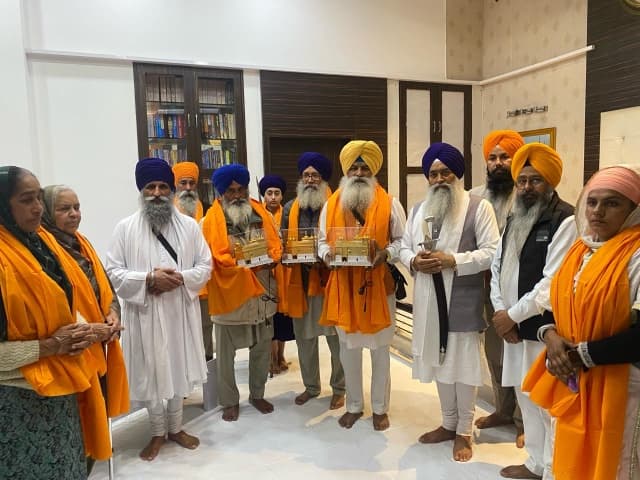 ਸਿੱਖ ਬੰਦੀਆਂ ਨੂੰ ਸਨਮਾਨ ਦਿੰਦੇ ਹੋਏ ਗਿਆਨੀ ਰਘਬੀਰ ਸਿੰਘ