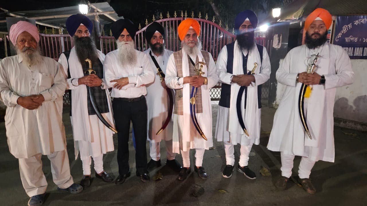 ਅਕਾਲ ਤਖ਼ਤ ਸਾਹਿਬ ਦਾ ਵਫ਼ਦ ਡਿਬਰੂਗੜ੍ਹ ਜੇਲ੍ਹ ਦੇ ਬਾਹਰ