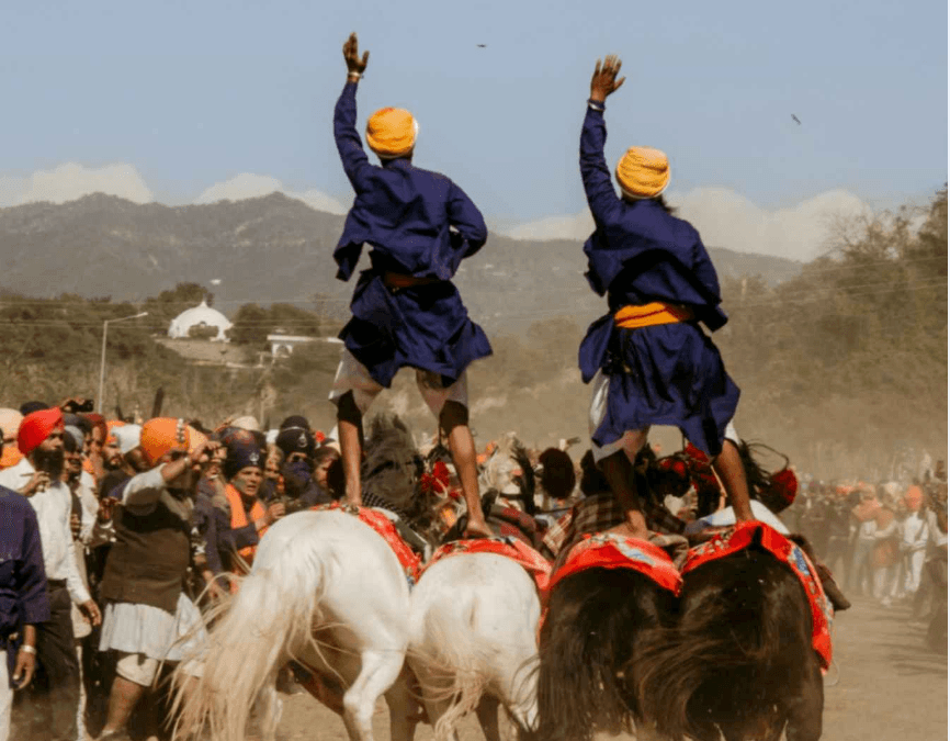 ਨਿਹੰਗ ਸਿੰਘ ‘ਚਰਨ ਗੰਗਾ’ ਦੇ ਸਥਾਨ ’ਤੇ ਜੌਹਰ ਦਿਖਾਉਂਦੇ ਹੋਏ ਮੇਲੇ ਦੀ ਸਮਾਪਤੀ ਕਰਦੇ ਹਨ