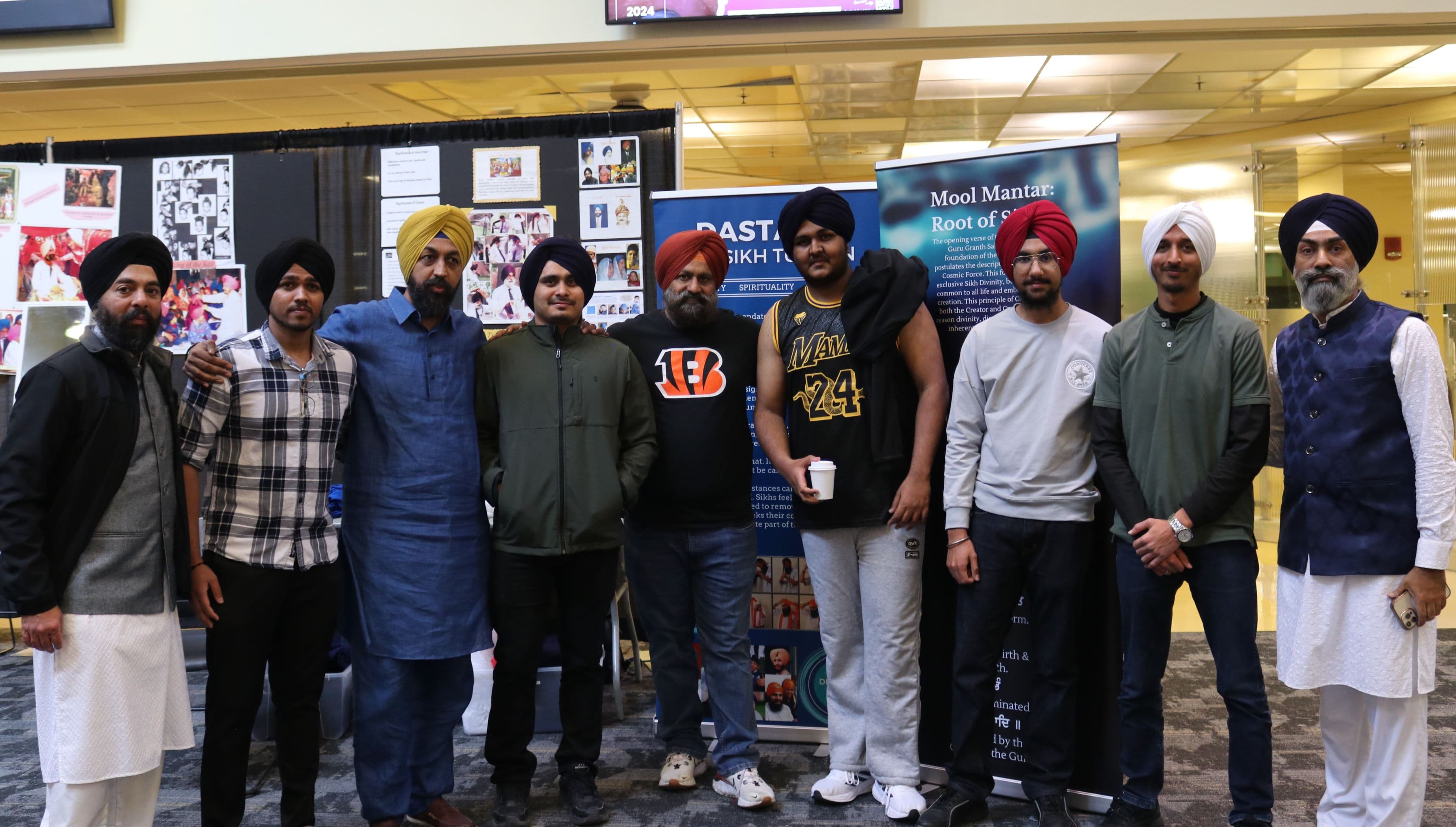 ਤਜਰਬੇਕਾਰ ਵਲੰਟੀਅਰਾਂ ਦੀ ਅਗਵਾਈ ਵਿੱਚ ਦਸਤਾਰ ਸਜਾਉਣ ਦਾ ਸੈਸ਼ਨ ਸੀ