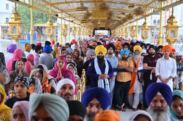 ਸ੍ਰੀ ਹਰਿਮੰਦਰ ਸਾਹਿਬ ਵਿਖੇ ਨਤਮਸਤਕ ਹੋਣ ਪੁੱਜੀ ਸੰਗਤ ਦੇ ਦ੍ਰਿਸ਼