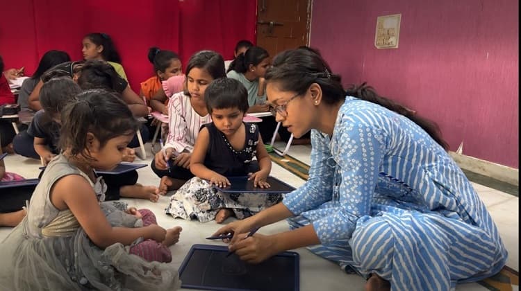 લાડકી આશ્રમમાં ભણી રહેલ બાળકીઓ