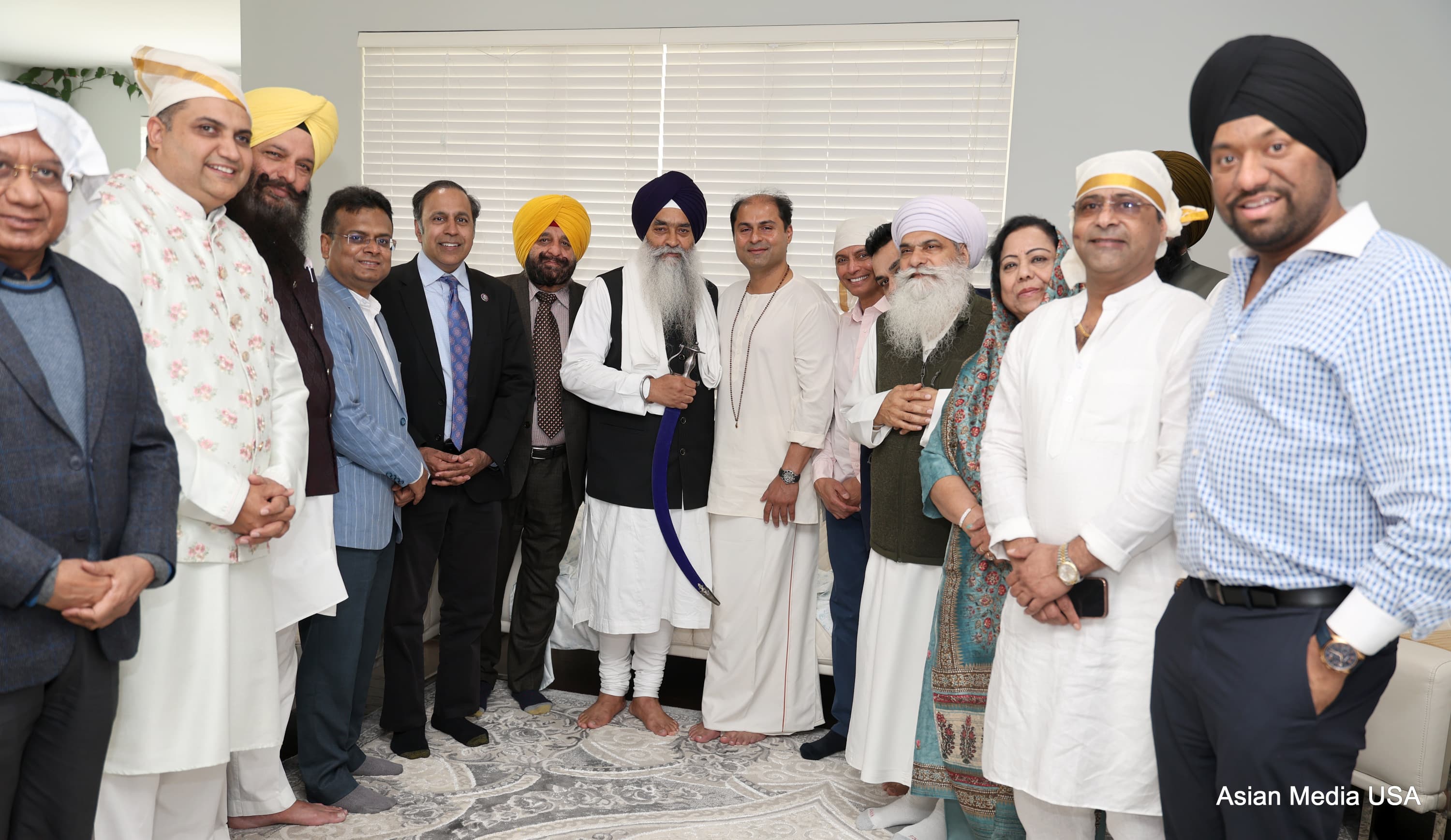 अमेरिका के इलिनोइस में हैरी और शिल्पा मोहन की तरफ से आयोजित कार्यक्रम में कांग्रेस सदस्य राजा कृष्णमूर्ति और शिकागो में भारत के महावाणिज्य दूत सोमनाथ घोष भी मौजूद रहे।