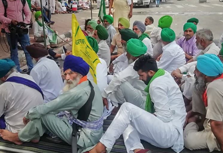  ਕਿਸਾਨ ਹੱਥਾਂ ਵਿੱਚ ਝੰਡੇ ਲੈ ਕੇ ਇਕੱਠੇ ਹੋਣੇ ਸ਼ੁਰੂ ਹੋ ਗਏ ਹਨ