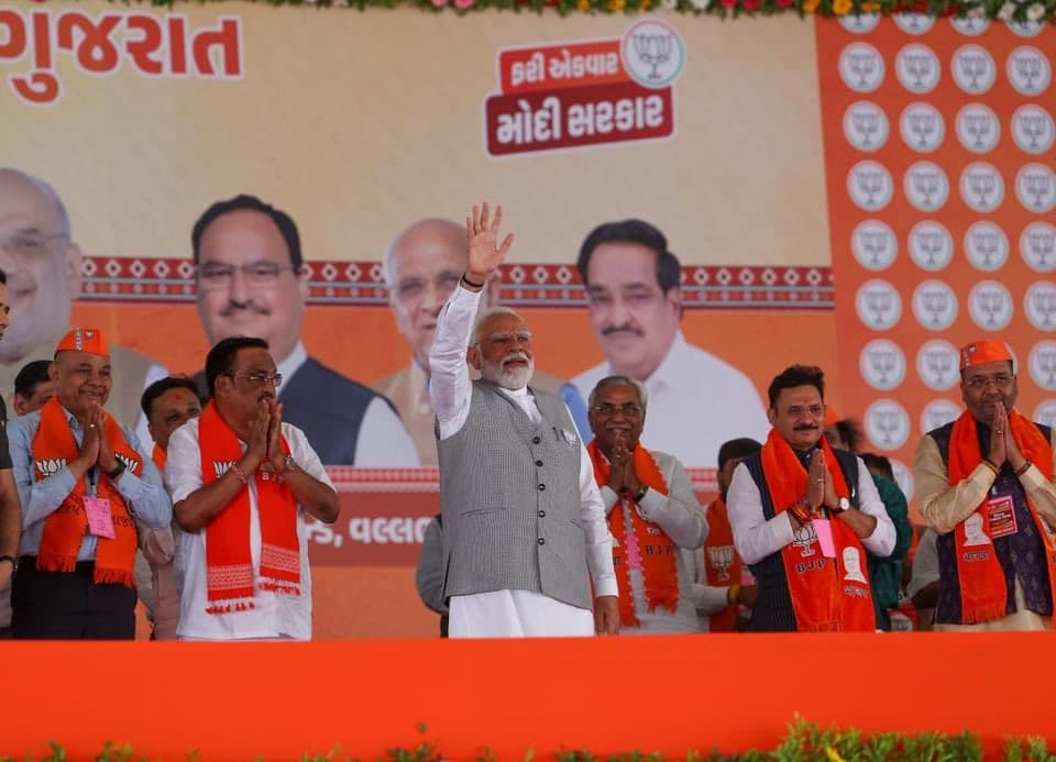 વડાપ્રધાન મોદી ગુજરાતમાં ચૂંટણી પ્રચાર દરમ્યાન.