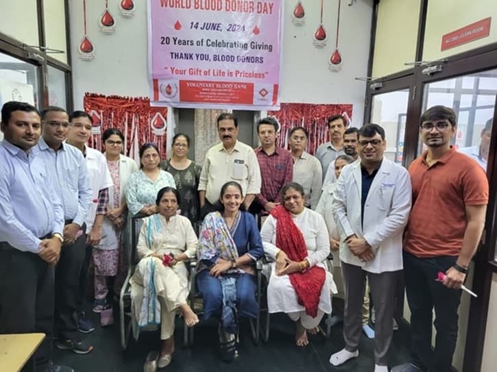રક્તદાતાઓ સાથે સ્મીમેર હોસ્પિટલની ટિમ