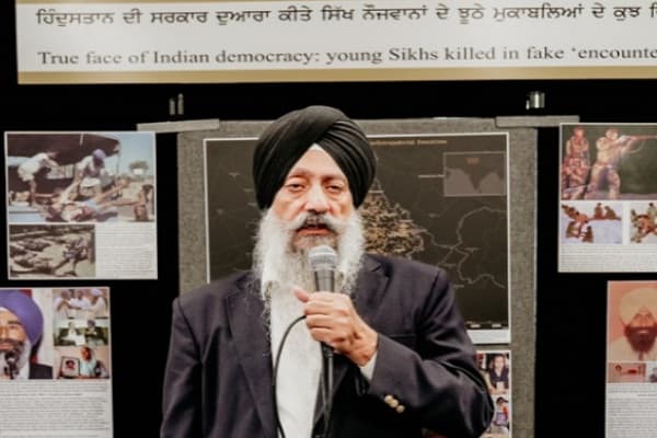 प्रदर्शनी के दौरान गुरतेज सिंह।