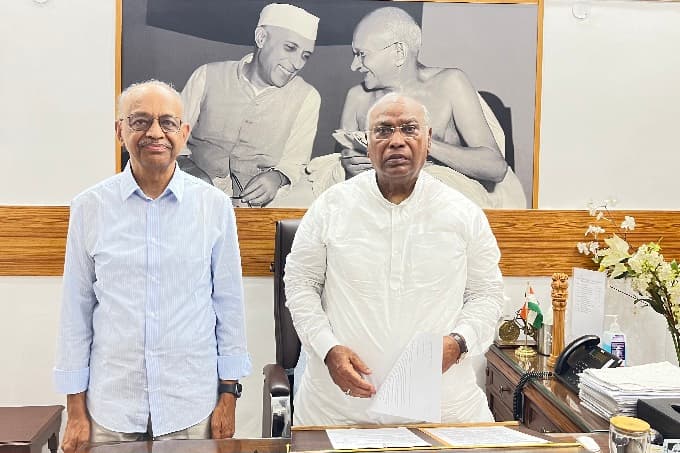 George Abraham (left) with Mallikarjun Kharge.