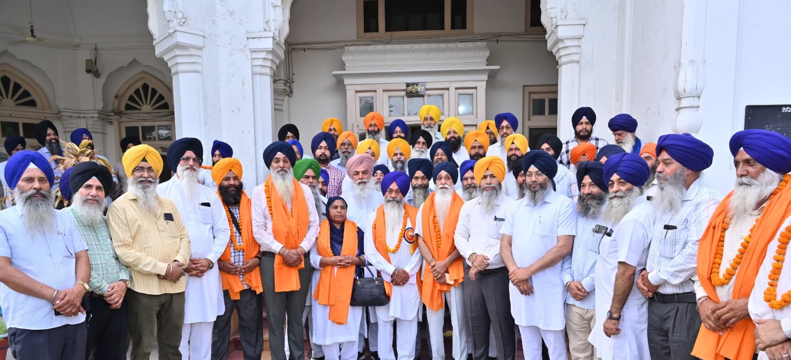 ਮਹਾਰਾਜਾ ਰਣਜੀਤ ਸਿੰਘ ਦੀ ਬਰਸੀ ਸਮਾਗਮਾਂ ’ਚ ਸ਼ਮੂਲੀਅਤ ਕਰਨ ਲਈ ਸ਼੍ਰੋਮਣੀ ਕਮੇਟੀ ਦਫ਼ਤਰ ਤੋਂ ਪਾਕਿਸਤਾਨ ਲਈ ਜਥਾ ਰਵਾਨਾ ਕਰਦੇ ਹੋਏ ਸ. ਪ੍ਰਤਾਪ ਸਿੰਘ ਅਤੇ ਹੋਰ