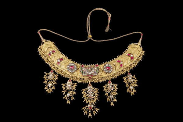 From ancient necklaces made of shells and bones to modern creations adorned with gold and gemstones, the exhibition highlights the multifaceted role of jewelry throughout history. 