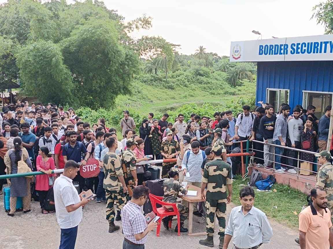 बीएसएफ भारत लौटने वाले छात्रों की मदद में जुटी है।