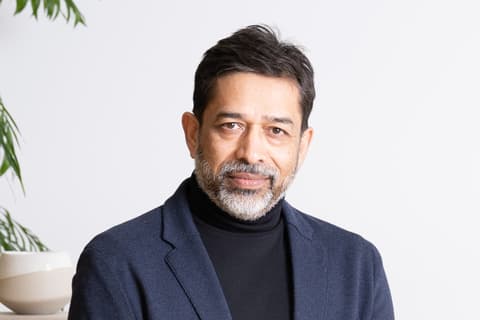 आशीष सक्सेना ने दिल्ली विश्वविद्यालय से एमबीए किया है।