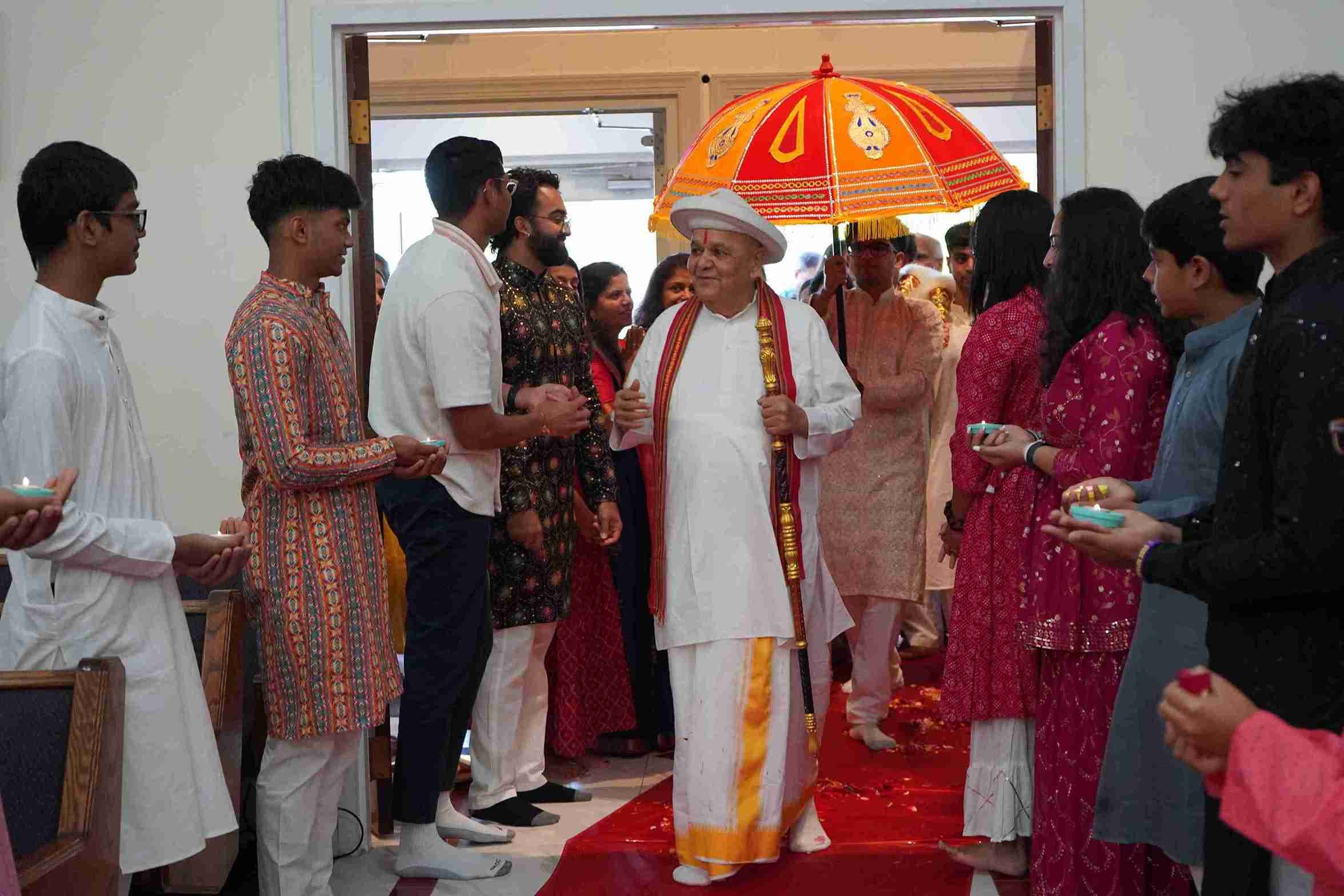 Devotees welcoming Jagadgurui.