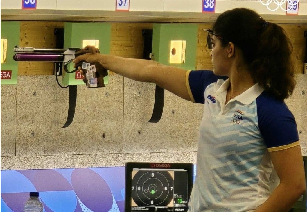 मनु भाकर 590 अंक के साथ दूसरे स्थान पर हैं।