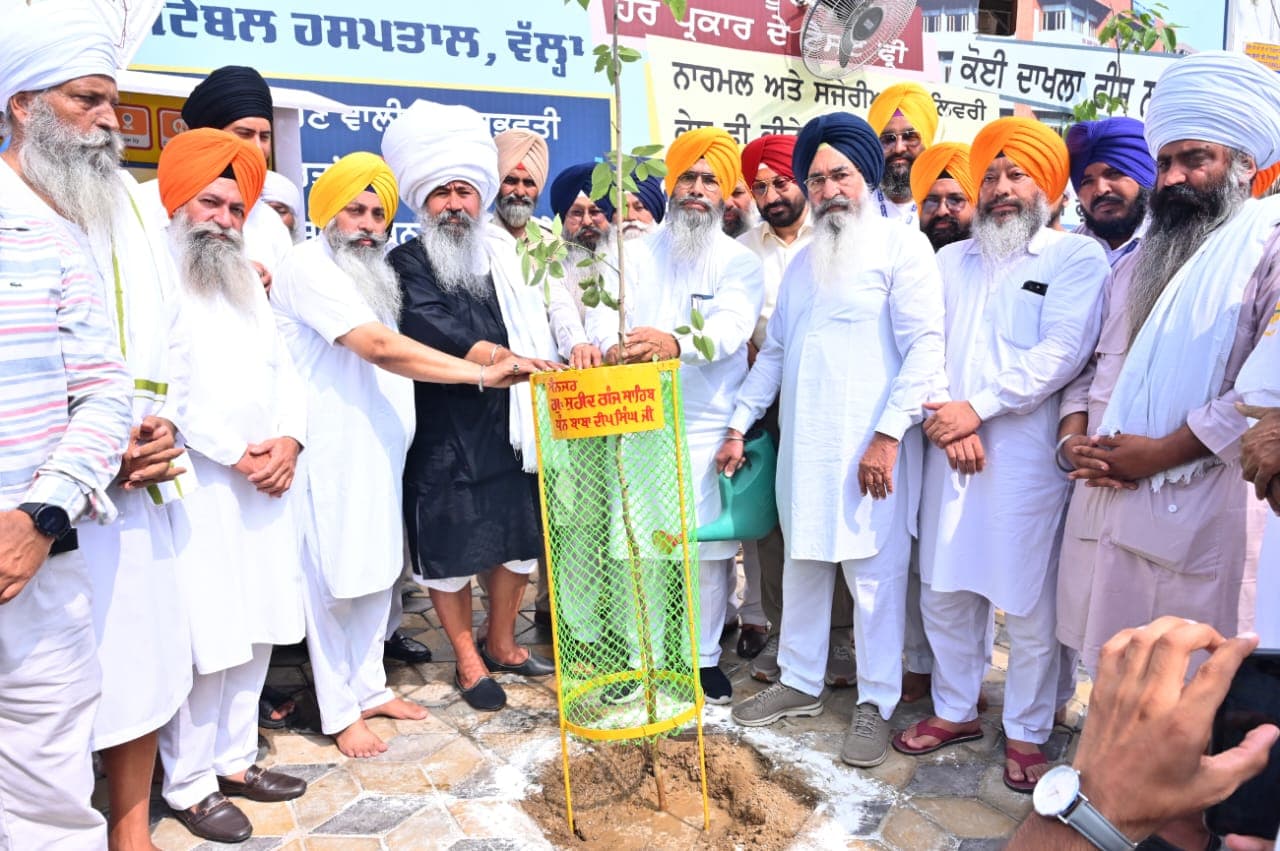 ਸ਼੍ਰੋਮਣੀ ਕਮੇਟੀ ਦੇ ਮੈਂਬਰ ਸ. ਹਰਜਾਪ ਸਿੰਘ ਸੁਲਤਾਨਵਿੰਡ, ਸਕੱਤਰ ਸ. ਪ੍ਰਤਾਪ ਸਿੰਘ, ਓਐਸਡੀ ਸ. ਸਤਬੀਰ ਸਿੰਘ ਧਾਮੀ, ਸ੍ਰੀ ਦਰਬਾਰ ਸਾਹਿਬ ਦੇ ਮੈਨੇਜਰ ਸ. ਭਗਵੰਤ ਸਿੰਘ ਧੰਗੇੜਾ, ਬਾਬਾ ਸੁਖਵਿੰਦਰ ਸਿੰਘ ਭੂਰੀਵਾਲੇ ਬੂਟੇ ਲਗਾਉਣ ਦੀ ਸ਼ੁਰੂਆਤ ਕਰਨ ਮੌਕੇ