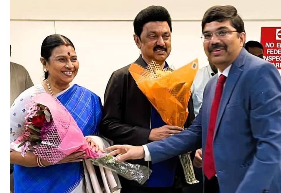 सीएम स्टालिन और उनकी पत्नी का सैन फ्रांसिस्को में भारत के महावाणिज्य दूत डॉ. के. श्रीकर रेड्डी ने स्वागत किया। 