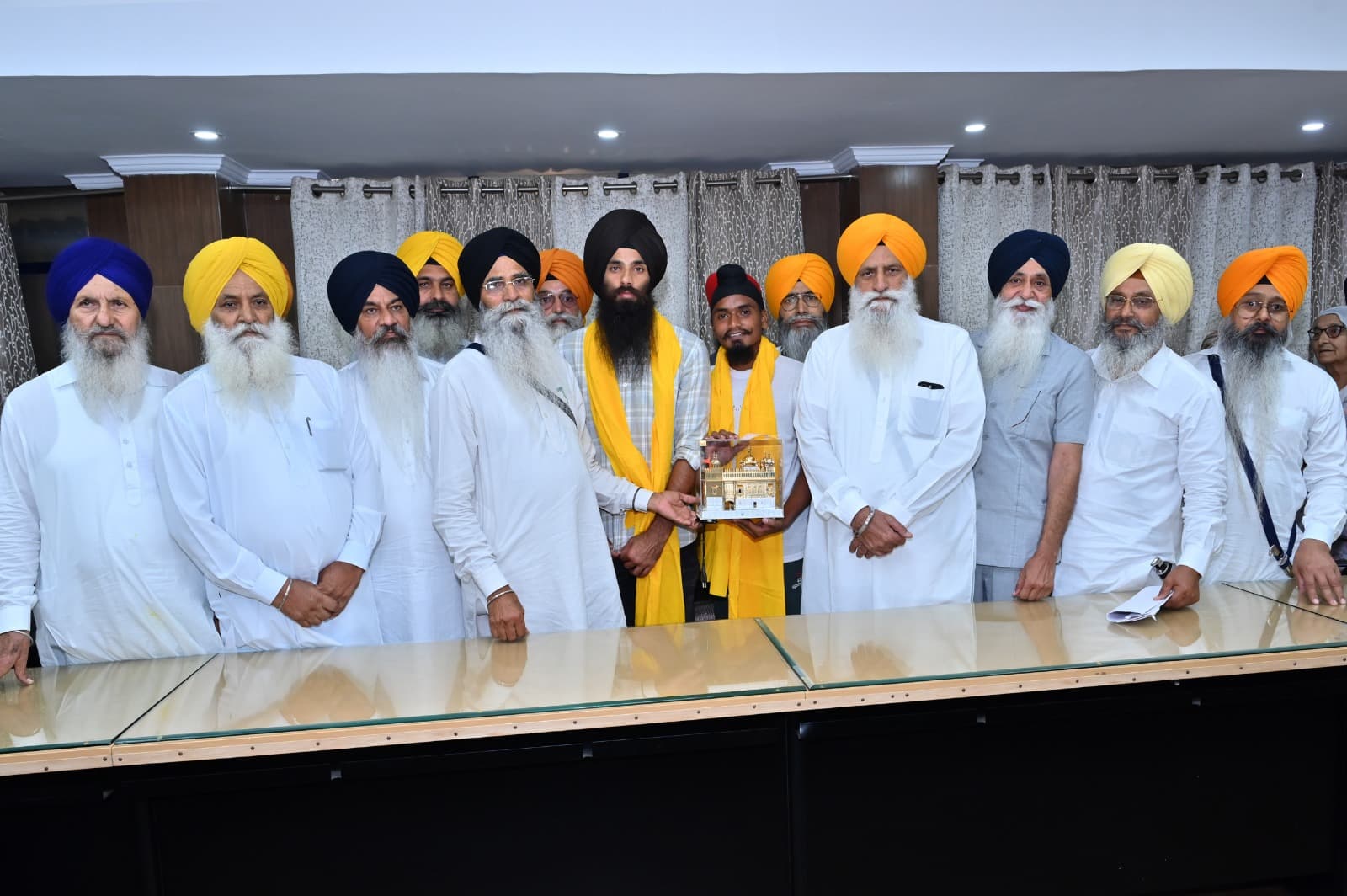 ਸ਼੍ਰੋਮਣੀ ਕਮੇਟੀ ਦਫ਼ਤਰ ਵਿਖੇ ਹਾਕੀ ਖਿਡਾਰੀ ਸ. ਜਰਮਨਪ੍ਰੀਤ ਸਿੰਘ ਨੂੰ ਸਨਮਾਨਿਤ ਕਰਦੇ ਹੋਏ ਐਡਵੋਕੇਟ ਹਰਜਿੰਦਰ ਸਿੰਘ ਧਾਮੀ ਅਤੇ ਹੋਰ
