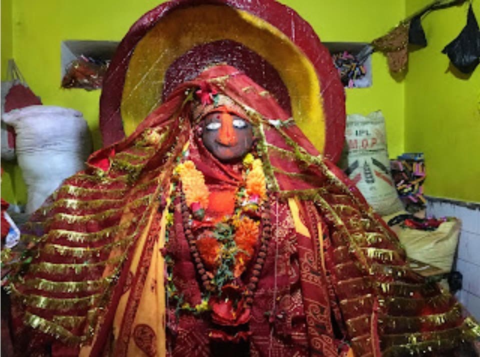 पश्चिमी चंपारण के सहोदरा गांव में थारु समुदाय की महिलाएं ही सहोदरा मंदिर में पूजा करती हैं।