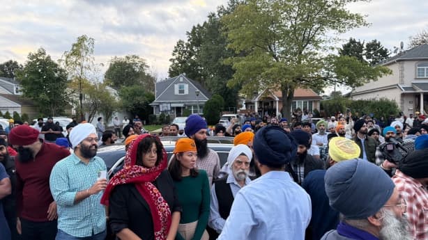 ਪ੍ਰਭਲੀਨ ਕੌਰ ਦੇ ਘਰ ਦੇ ਬਾਹਰ ਰੋਸ ਪਰਦਰਸ਼ਨ ਕਰਦੇ ਹੋ ਸਿੱਖ