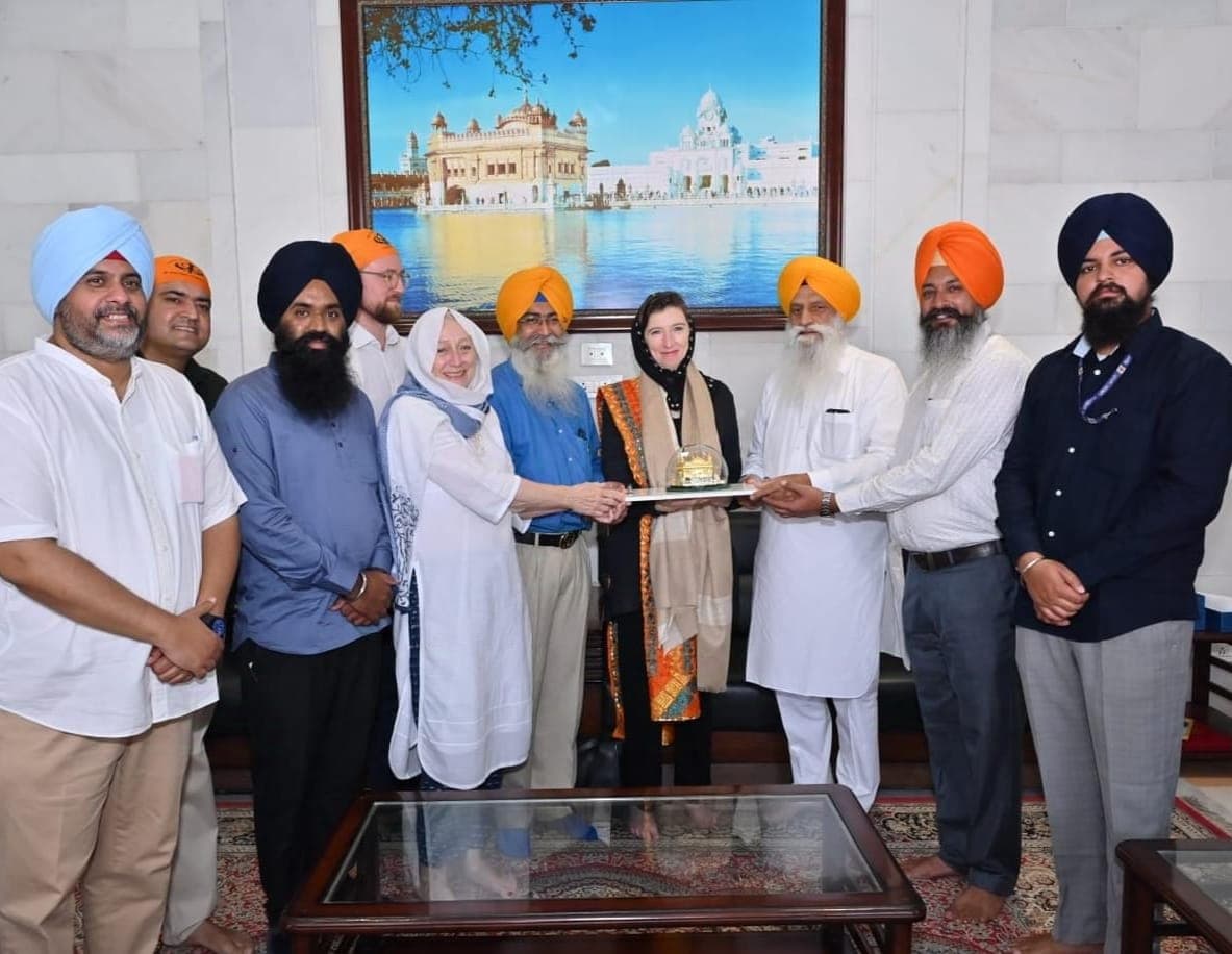 ਬ੍ਰਿਟਿਸ਼ ਹਾਈ ਕਮਿਸ਼ਨਰ ਨੂੰ ਸਨਮਾਨਿਤ ਕਰਦੇ ਹੋਏ ਸ਼੍ਰੋਮਣੀ ਕਮੇਟੀ ਦੇ ਜਨਰਲ ਸਕੱਤਰ ਭਾਈ ਰਜਿੰਦਰ ਸਿੰਘ ਮਹਿਤਾ ਤੇ ਹੋਰ