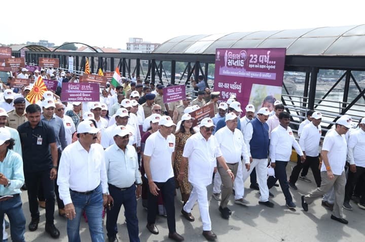ચોકબજાર કિલ્લાથી વિકાસ પદયાત્રા માં મંત્રી સહીત અધિકારીઓ જોડાયા