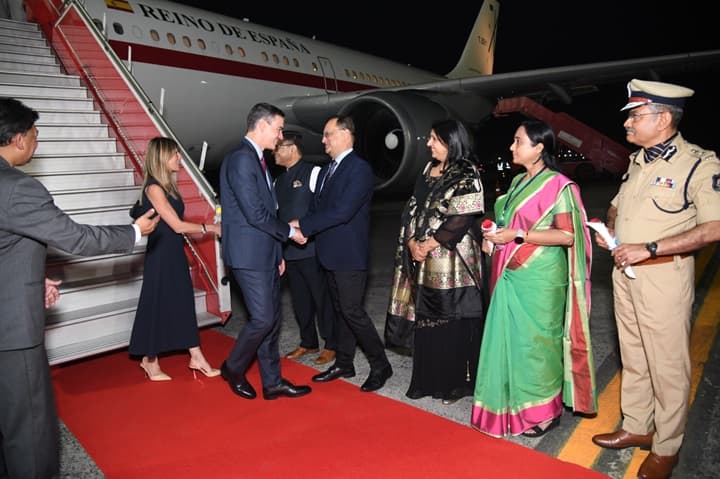 સ્પેનના પીએમ નું એરપોર્ટ પર સ્વાગત
