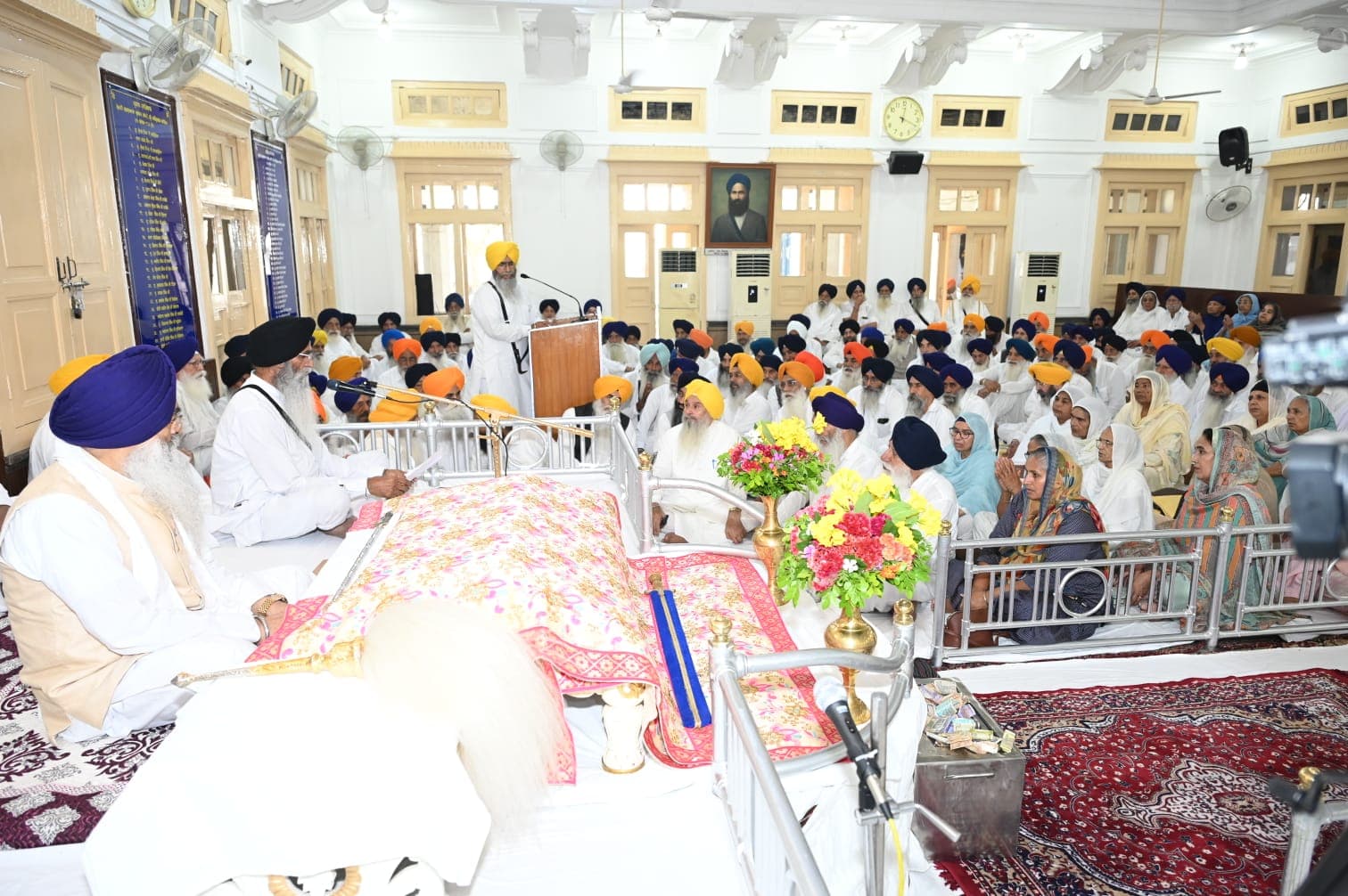 ਐਡਵੋਕੇਟ ਹਰਜਿੰਦਰ ਸਿੰਘ ਧਾਮੀ ਜਨਰਲ ਇਜਲਾਸ ਵਿੱਚ ਮਤੇ ਪੜ੍ਹ ਕੇ ਸੁਣਾਉਂਦੇ ਹੋਏ