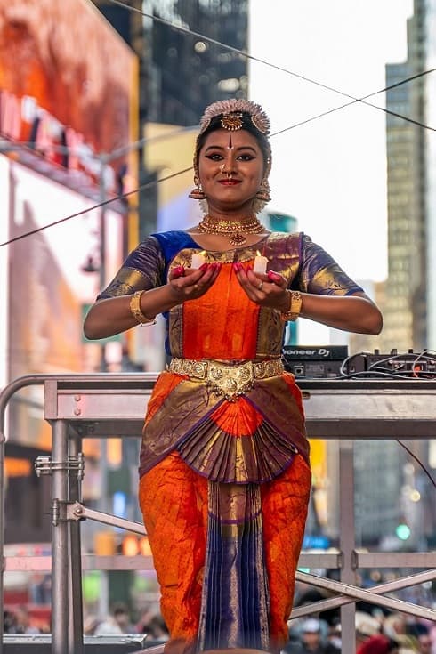 ટાઇમ્સ સ્ક્વેર દિવાળી ઉજવણીમાં દીવા (દીવા) પકડીને શાસ્ત્રીય ભારતીય નૃત્યાંગના
