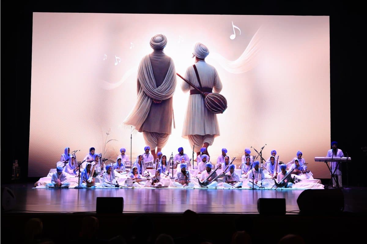 कार्यक्रम में सिख परंपराओं और संस्कृति का जश्न मनाते हुए प्रदर्शनों की एक विविध श्रृंखला दिखाई गई। 