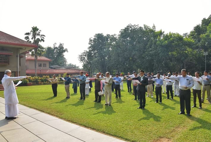 રાષ્ટ્રીય અખંડતાના પણ શપથ લેવડાવ્યા