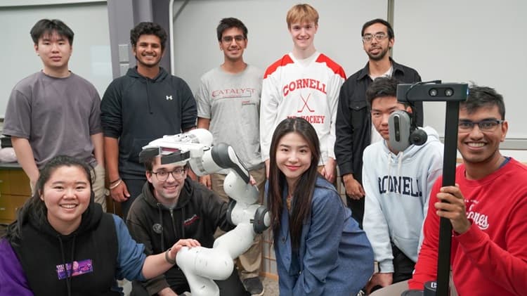સંજીવન ચૌધરીના જૂથમાં પ્રયોગશાળાના સભ્યો અને રોબોટ્સ. ઉપરની હરોળ, ડાબેથી જમણેઃ એડવર્ડ ડુઆન '26, સક્ષમ દીવાન' 26, અતીક્ષ ભારદ્વાજ '26, વિલ હ્યુઈ' 25 અને માસ્ટરના વિદ્યાર્થી પૃથ્વીશ દાન '24. નીચેની હરોળ, ડાબેથી જમણેઃ ડોક્ટરલ વિદ્યાર્થીઓ યુકી વાંગ, ગોન્ઝાલો ગોન્ઝાલેઝ, યુજિન કિમ, યુન્હાઇ ફેંગ અને કુશલ કેડિયા. 