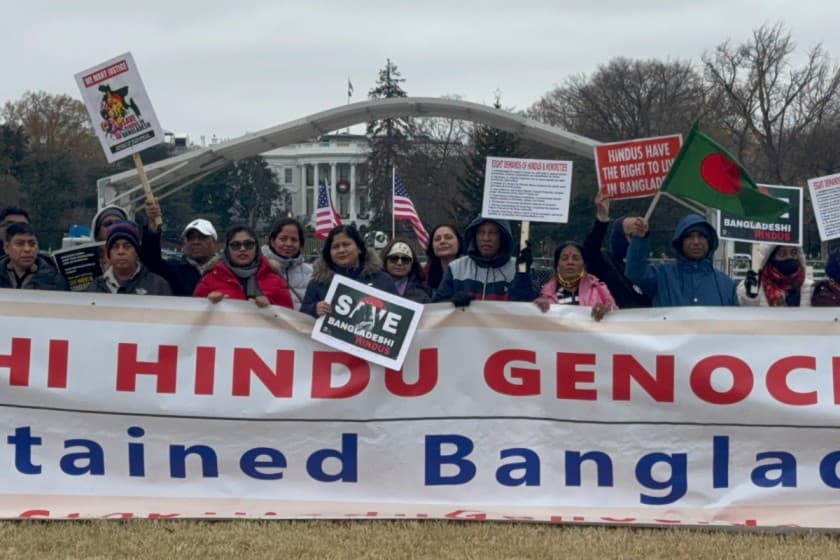 व्हाइट हाउस के बाहर आयोजित विरोध प्रदर्शन में बड़ी संख्या में लोगों ने हिस्सा लिया।