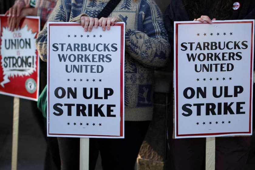 Baristas picket in front of a Starbucks in Burbank, California, U.S., December 20, 2024. REUTERS/Daniel Cole/File Photo