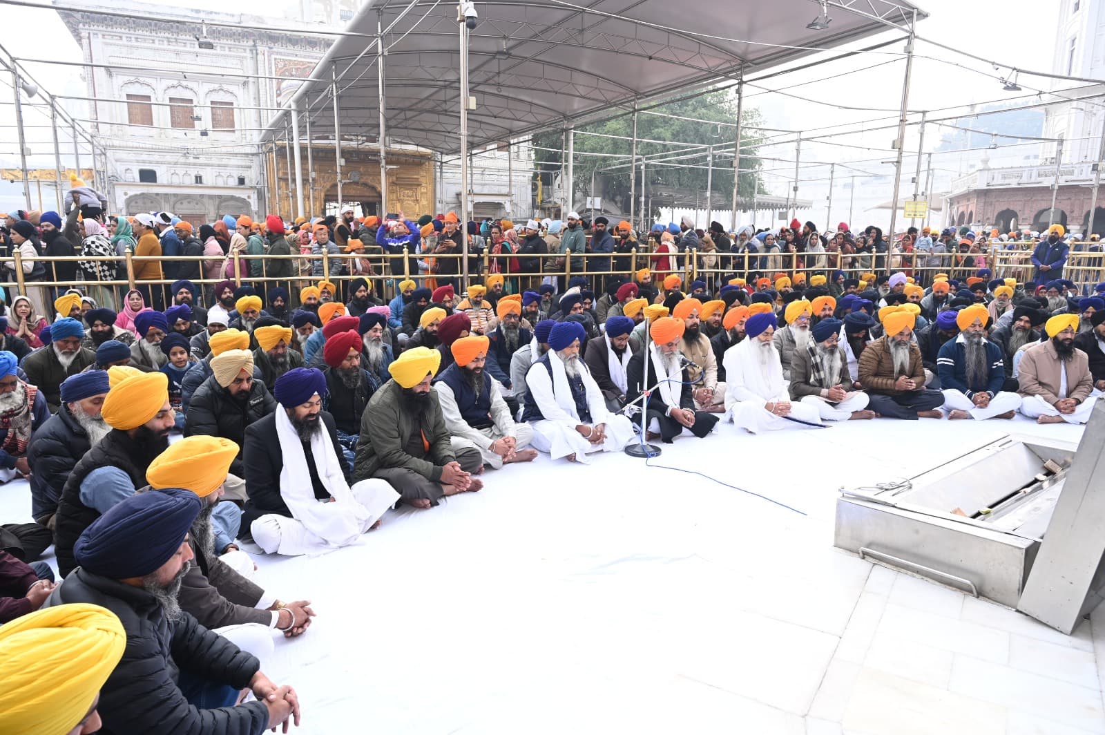 ਸ੍ਰੀ ਅਕਾਲ ਤਖ਼ਤ ਸਾਹਿਬ ਦੇ ਮੁੱਖ ਗ੍ਰੰਥੀ ਗਿਆਨੀ ਮਲਕੀਤ ਸਿੰਘ ਨੇ ਸੰਗਤ ਨੂੰ ਦਸ ਮਿੰਟ ਲਈ ਗੁਰਮੰਤਰ ਅਤੇ ਮੂਲਮੰਤਰ ਦੇ ਜਾਪ ਕਰਵਾਏ