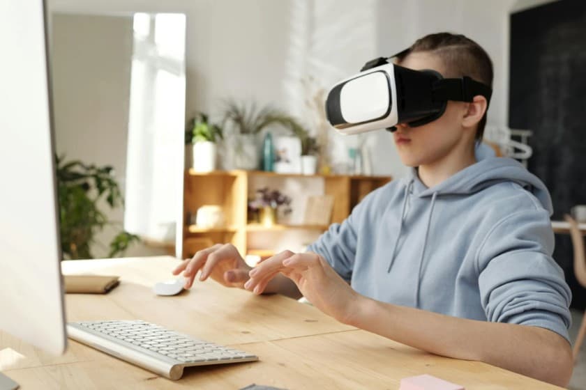 VR ਹੈੱਡਸੈੱਟ ਪਹਿਨੇ ਹੋਏ ਲੜਕਾ