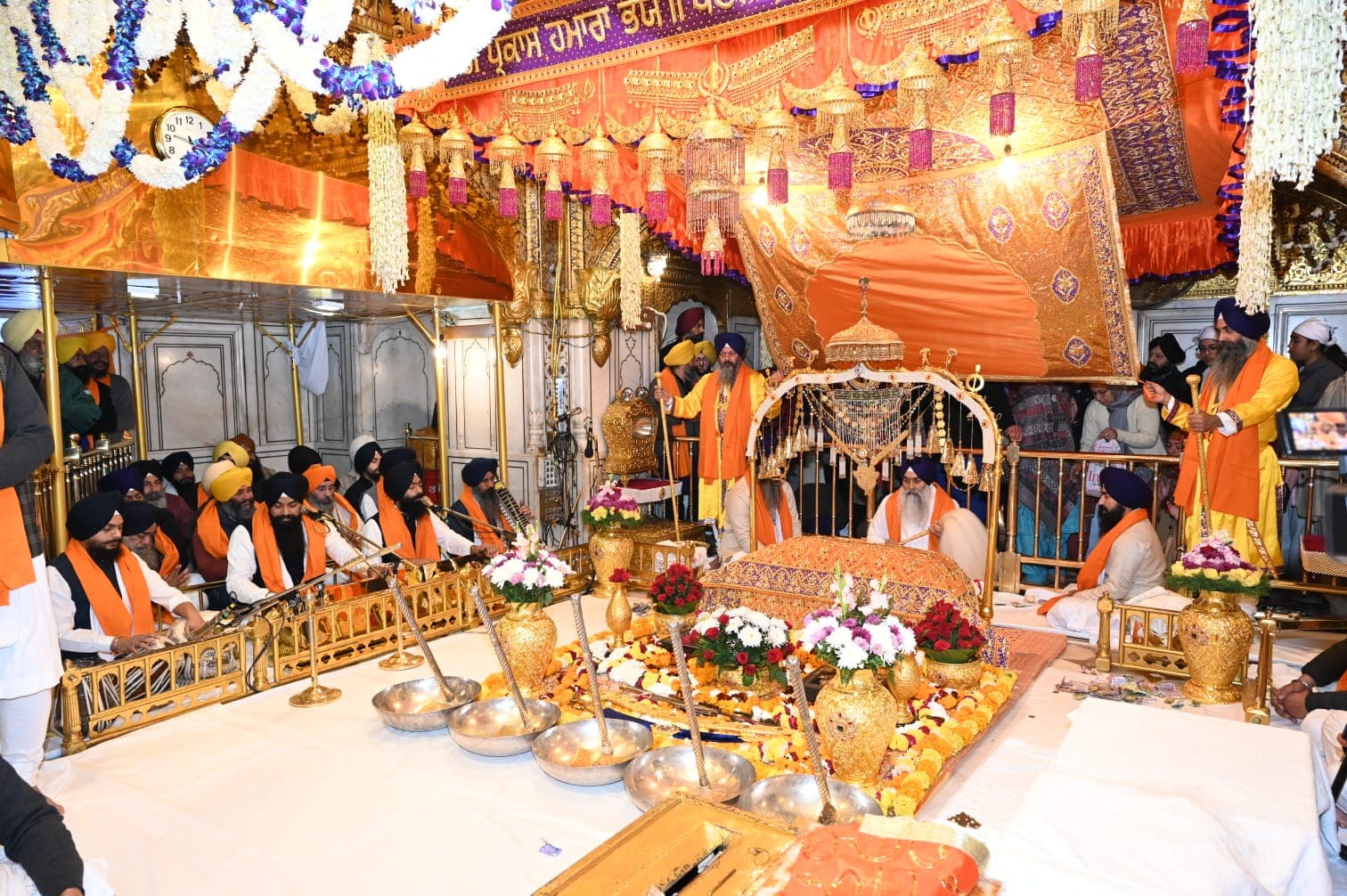 ਸ੍ਰੀ ਹਰਿਮੰਦਰ ਸਾਹਿਬ ਵਿਖੇ ਅਲੌਕਿਕ ਜਲੌ ਸਜਾਏ ਗਏ