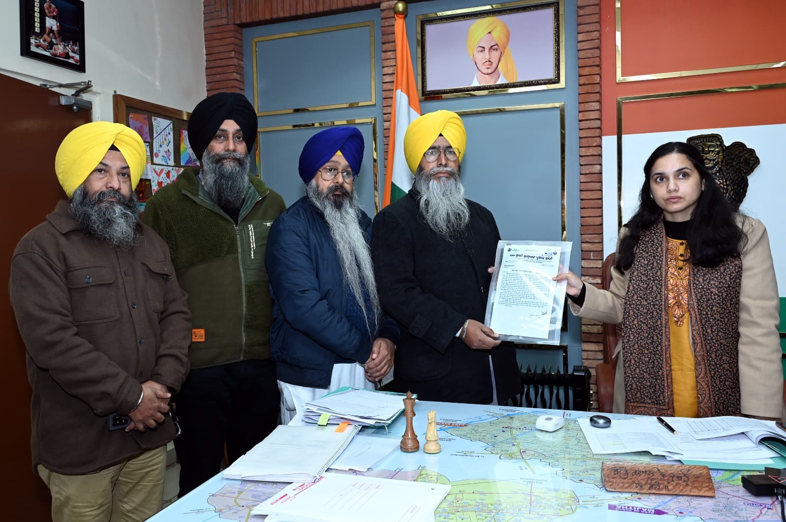 ਅੰਮ੍ਰਿਤਸਰ ਦੇ ਡਿਪਟੀ ਕਮਿਸ਼ਨਰ ਨੂੰ ਮੰਗ ਪੱਤਰ ਸੌਂਪਣ ਸਮੇਂ ਸਕੱਤਰ ਸ. ਪ੍ਰਤਾਪ ਸਿੰਘ 