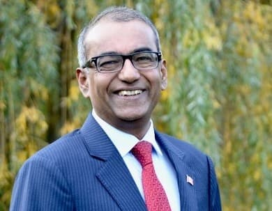 लिबरल पार्टी की लीडरशिप की रेस में भारतवंशियों में से सिर्फ चंद्र आर्य में हैं। हालंकि उन्होने साथी सांसदों से पर्याप्त सपोर्ट नहीं मिल रहा है। 