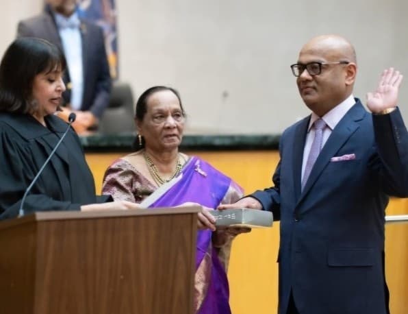 अमीश दोषी को कोर्ट रूम के अंदर आयोजित समारोह में पद एवं गोपनीयता की शपथ दिलाई गई।