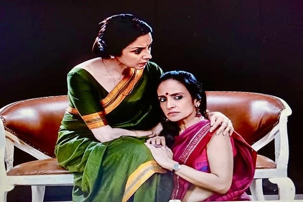 नाटक के एक दृश्य में उत्तरा और वसंती