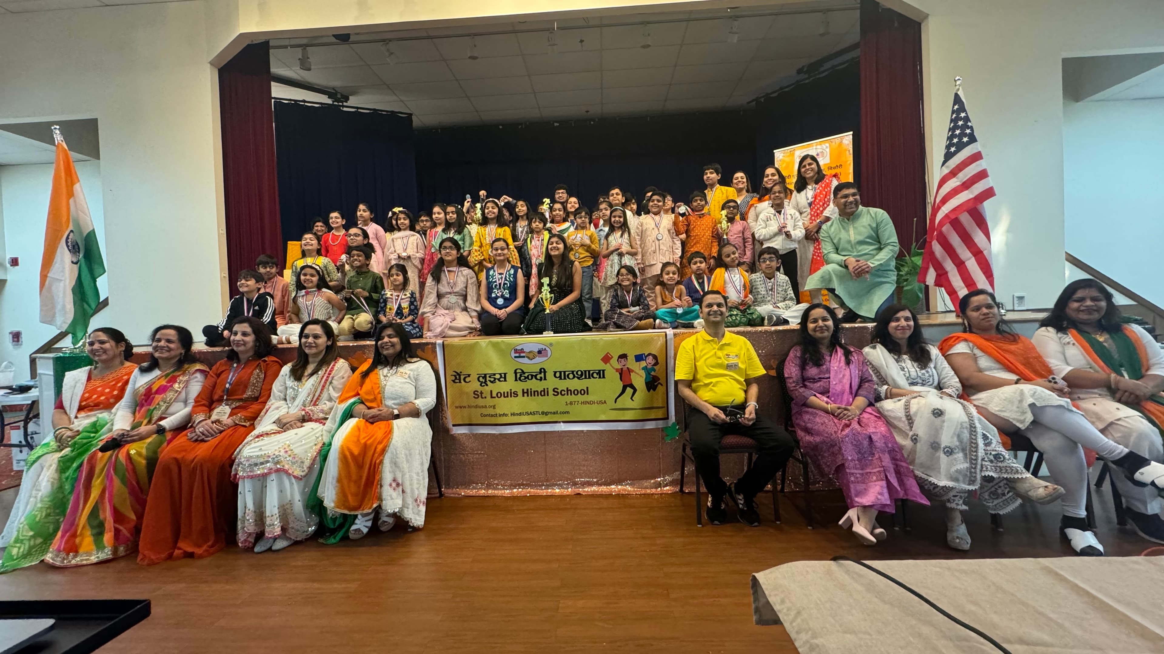 Group photo with the participants and organizing committee. 
