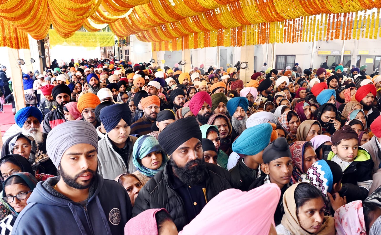 ਵੱਡੀ ਗਿਣਤੀ ਵਿੱਚ ਸੰਗਤਾਂ ਨੇ ਨਤਮਸਤਕ ਹੋ ਕੇ ਬਾਬਾ ਜੀ ਨੂੰ ਸਤਿਕਾਰ ਭੇਟ ਕੀਤਾ